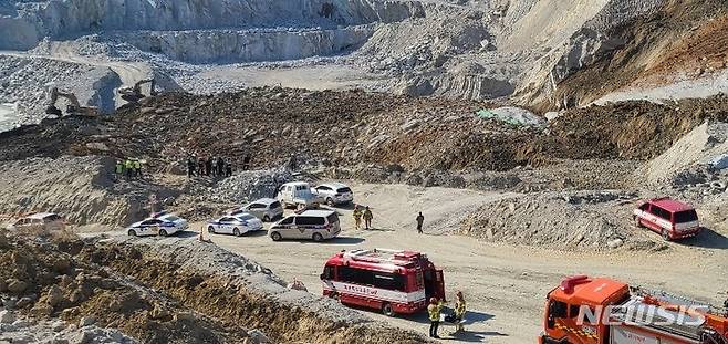 [양주=뉴시스]29일 경기도 양주시 은현면 석재 채취장 토사 붕괴로 작업 인부 3명이 매몰된 현장에서 소방당국이 구조 작업을 벌이고 있는 모습. 2022.01.29. (사진 제공=경기북부소방재난본부). *재판매 및 DB 금지