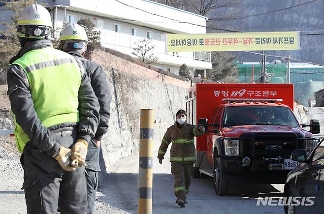 [양주=뉴시스] 조수정 기자 = 29일 경기 양주시 은현면 도하리 삼표산업 양주사업소 석재채취장에서 발생한 토사 붕괴사고 현장에서 중앙119구조본부 차량이 이동하고 있다. 이날 오전 10시 8분께 골재채취 작업 중 토사가 무너져내리며 작업자 3명이 매몰됐고 그 중 1명이 숨진채 발견돼 3시 6분께 시신을 수습, 병원으로 이송했다. 2022.01.29. chocrystal@newsis.com