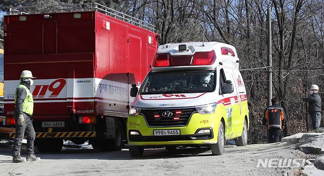 [양주=뉴시스] 조수정 기자 = 29일 경기 양주시 은현면 도하리 삼표산업 양주사업소 석재채취장에서 발생한 토사 붕괴사고 현장에서 사망자를 이송하는 119구급차가 나오고 있다. 이날 오전 10시 8분께 골재채취 작업 중 토사가 무너져내리며 작업자 3명이 매몰됐고 그 중 1명이 숨진채 발견돼 3시 6분께 시신을 수습, 병원으로 이송했다. 2022.01.29. chocrystal@newsis.com
