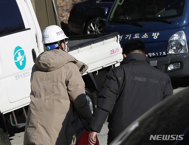 [양주=뉴시스] 조수정 기자 = 29일 경기 양주시 은현면 도하리 삼표산업 양주사업소 석재채취장에서 발생한 토사 붕괴사고 현장에 고용노동부 특별사법경찰관 근로감독관이 들어가고 있다. 이날 오전 10시 8분께 골재채취 작업 중 토사가 무너져내리며 작업자 3명이 매몰됐고 그 중 1명이 숨진채 발견돼 3시 6분께 시신을 수습, 병원으로 이송했다. 2022.01.29. chocrystal@newsis.com