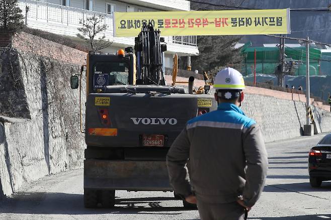 29일 경기도 양주시 은현면 삼표산업 석재 채취장에서 굴삭기가 토사 붕괴사고 현장으로 이동하고 있다. 이날 오전 골재 채취 작업 중 토사가 붕괴해 작업자 3명이 매몰돼 관계 당국이 구조 작업 중이다. 연합뉴스