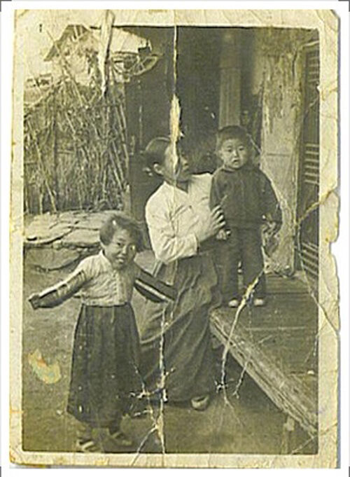 어린시절 어머니, 누님과 함께 찍은 가족사진