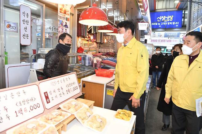 김상호 시장이 전통시장과 상점가를 방문 상인들과 대화를 하고 있다. 하남시 제공