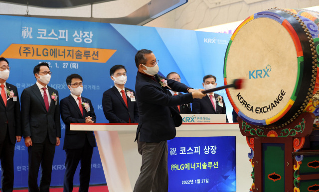 권영수 LG에너지솔루션 대표가 27일 오전 서울 여의도 한국거래소에 열린 코스피 신규 상장 기념식에서 증시 데뷔를 알리는 북을 치고 있다. 올해 최대 기업공개(IPO) 대어로 꼽혔던 LG에너지솔루션은 이날 공모가 대비 68.3% 오른 50만 5000원에 거래를 마감했다. 권욱 기자