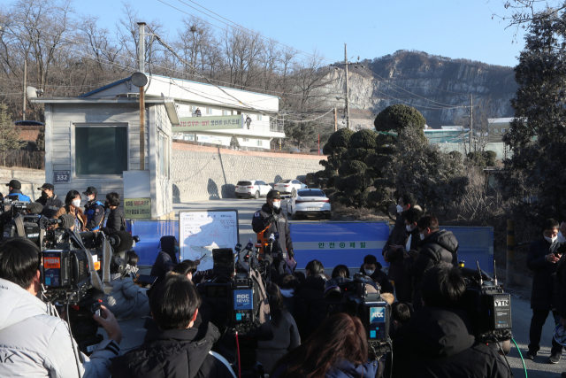 29일 경기도 양주시 은현면 삼표산업 석재 채취장 입구에서 양주소방서 관계자가 토사 붕괴사고에 대한 브리핑을 하고 있다. /양주=연합뉴스