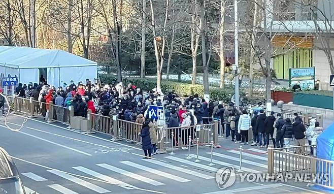코로나19 전수검사 기다리는 베이징 시민들 [베이징=연합뉴스 자료사진] 조준형 특파원 = 27일 오후 중국 베이징시 차오양구의 한 코로나19 검사소에 시민들이 줄지어 서 있다. 2022.1.27 jhcho@yna.co.kr