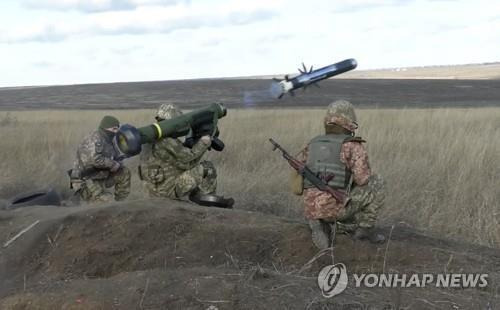 우크라이나군 미국 제공 대전차미사일 '재블린' 발사 훈련 [우크라이나 국방부 제공. 재판매 및 DB 금지]