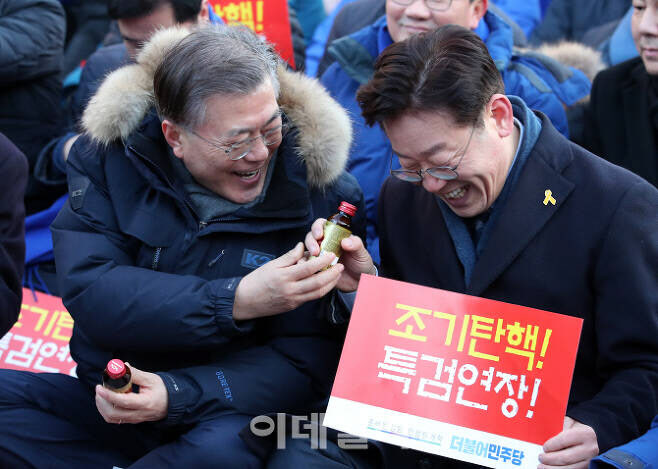 2017년 박근혜 전 대통령 탄핵국면 당시 문재인 전 더불어민주당 대표와 이재명 성남시장이 서울 광화문에서 열린 15차 촛불집회에 참석해 시민들이 건네준 음료를 받고 밝게 미소 짓고 있다.(사진=방인권 기자)