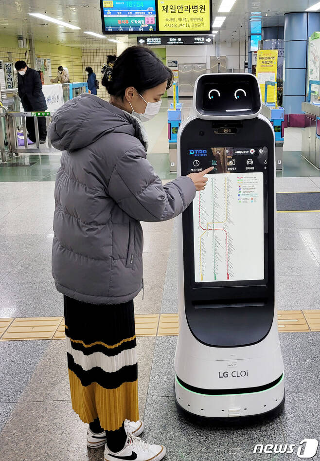 대구도시철도 1호선 상인역에서 한 시민이 LG전자 안내로봇인 LG 클로이 가이드봇(LG CLOi GuideBot)를 통해 노선도를 확인하고 있다(LG전자 제공). 2022.1.23/뉴스1