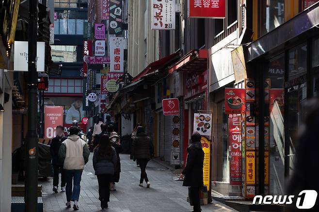 서울 명동거리 모습. 낮 시간이지만 문이 닫힌 상점들이 눈에 띈다.© News1 유승관 기자