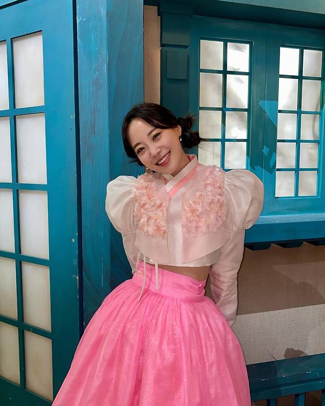 Heo Young-ji, a former group KARA, showed off her slim figure.Heo Young-ji posted a picture on his 30th day through his instagram saying, I will meet you at Cobik today.Inside the picture is a picture of Heo Young-ji, who is showing a fine hanbok figure.On this day, Heo Young-ji is choosing a colorful hanbok with a combination of pink and is fully digesting it.Here, Heo Young-ji and Lovely hairstyle, which are making a bright smile, are added, and her fresh charm is more brilliant.In particular, Heo Young-ji shows off his slender waist line and boasts a slim figure.Heo Young-ji said, Happy to have a good time during the New Year holidays.Meanwhile, Heo Young-ji is in charge of the TVN Comedy Big League.