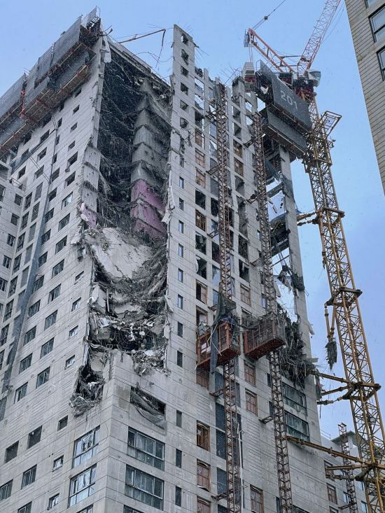 지난 11일 오후 4시께 광주 서구 화정동에서 신축중인 고층아파트의 구조물이 무너져내렸다. 사진은 사고 직후 현장의 모습. ＜사진=연합뉴스＞