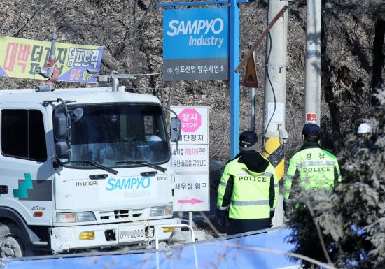 양주 채석장 붕괴 사고 이틀째인 30일 경기도 양주시 은현면 삼표산업 석재 채취장 입구에서 트럭들이 분주하게 움직이고 있다. [이미지출처=연합뉴스]