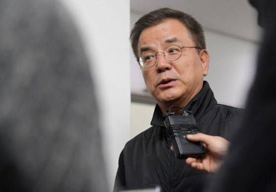 배우 강석우가 5일 오후 서울 송파구 풍납동 서울아산병원 장례식장에 마련된 고 신성일 씨의 빈소에서 조문한 후 인터뷰를 하고 있다./사진공동취재단