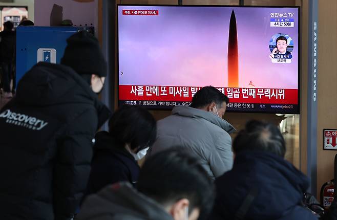 북한이 30일 중거리탄도미사일 1발을 발사했다. 사진은 이날 서울역에서 관련 뉴스를 지켜보는 시민들./연합뉴스
