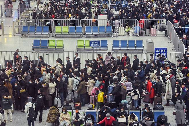 중국 최대 명절 춘제 연휴를 앞두고 지난 25일, 항저우 기차역에 고향을 가려는 승객들이 몰려 북새통을 이루고 있다./AFP 연합뉴스