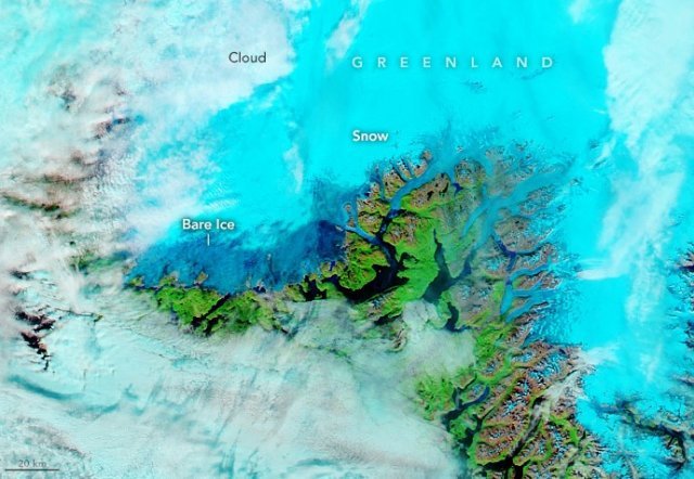 미국 항공우주국(NASA)이 8월 중순 아쿠아 위성으로 관측한 그린란드 정상 모습. 파란색 눈이 녹아 초록색 지표면이 드러나 있다. 그린란드 위에 쌓인 눈은 여름철에 녹았다 얼기를 반복하지만 정상 부분까지 눈이 녹은 것은 처음이다.