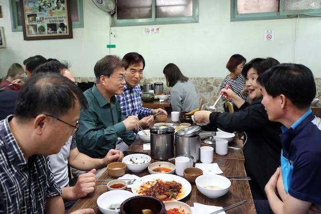 2017년 10월 1일 문재인 대통령과 김정숙 여사가 추석 연휴 둘째 날, 삼청동 식당에서 시민들과 점심식사를 하고 있다. 청와대제공