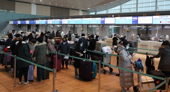 설 연휴 둘째 날인 30일 영종도 인천국제공항 제2여객터미널에서 여행객들이 출국 수속을 하고 있다. 연합뉴스