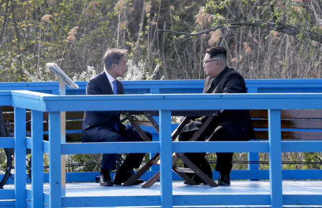 문재인 대통령과 북한 김정은 국무위원장이 지난 2018년 4월 27일 판문점 도보다리에서 대화하고 있는 모습. [연합]
