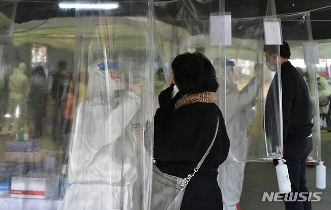 [대구=뉴시스] 이무열 기자 = 코로나19 신규 확진자수가 급증하고 있는 28일 대구 중구 국채보상운동기념공원에 마련된 임시선별검사소에서 시민들이 코로나19 진단검사를 받고 있다. 2022.01.28. lmy@newsis.com