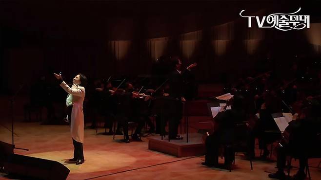 [서울=뉴시스] MBC TV 시사교양프로그램 'TV 예술무대'에 출연한 팝페라 테너 임형주 (사진= 디지엔콤 제공) 2022.01.22. photo@newsis.com *재판매 및 DB 금지