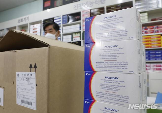 [서울=뉴시스] 지난 14일 서울 구로구의 한 약국에 코로나19 먹는 치료제 '팍스로비드'가 배송돼 약사가 수량을 확인하고 있다.  2022.01.14. kkssmm99@newsis.com