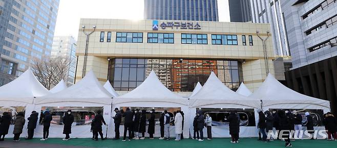 [서울=뉴시스] 이영환 기자 = 설 연휴인 30일 서울 송파구보건소 선별진료소에서 시민들이 코로나19 검사를 받기 위해 줄지어 서 있다. 이날 0시기준 신규 확진자는 1만7532명을 기록했다.  2022.01.30. 20hwan@newsis.com