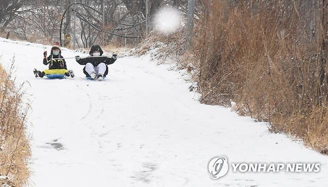 '눈 오는 날의 동심' [연합뉴스 자료사진]