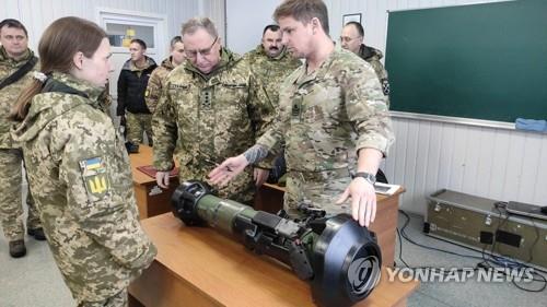 우크라군에 대전차무기 사용법 교육하는 영국군 교관(2022.1.26) [로이터 연합뉴스 자료사진. DB 및 재판매 금지]