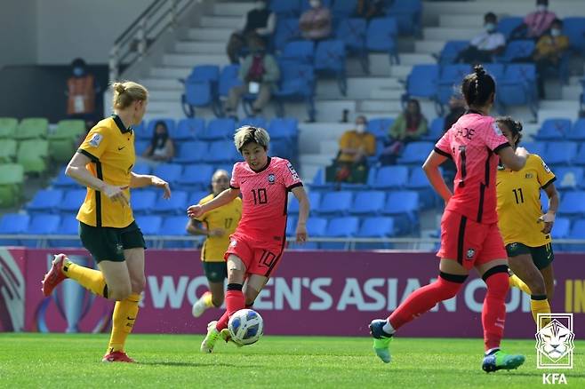 지소연(10번) 경기 모습 [대한축구협회 제공. 재판매 및 DB 금지]