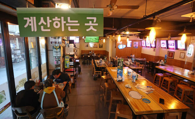오미크론 변이 확산으로 방역 조치가 강화된 가운데 서울의 한 음식점에서 자영업자가 식사를 하고 있다. (사진=연합뉴스)
