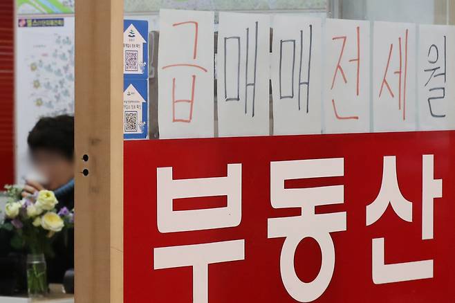 전국 아파트 하락거래 비중이 80%에 육박하며 수도권 전역에서 가격이 하락한 아파트가 늘어나고 있다. 한국부동산원에 따르면 지난해 12월 전국 아파트 거래 중 최고가 대비 하락한 거래는 1만8068건으로 나타났다. 이는 전체거래 대비 79.5%에 달한다. 서울의 한 공인중개사에 아파트 매매 시세가 게시돼 있다. /뉴스1