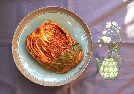 곽 명인이 담근 배추김치. 바깥쪽의 배춧잎으로 예쁘게 말아주면 완성이다.