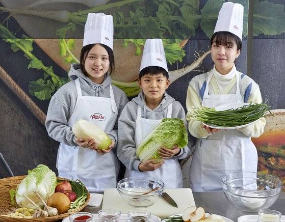김치의 역사부터 과학적 원리까지 탐구한 정가희·박경원·김인아(왼쪽부터) 학생기자. 우리 민족의 지혜가 담긴 김치를 더욱 소중히 여기겠다는 다짐을 남겼다.