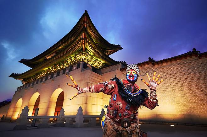 [서울=뉴시스]'라이온 킹'의 라피키가 한국의 대표 명소 광화문을 배경으로 역동적인 포즈를 취하며 국내 관객들에게 새해 인사를 전했다. (사진=에스앤코 제공) 2022.01.31. photo@newsis.com  *재판매 및 DB 금지