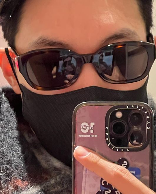 Actor Ryu Jun-yeol still conveyed his warmest recent situation.On the morning of the 31st, Ryu Jun-yeol posted several self-portraits on his personal SNS, saying Good morning Monday.In the photo, Ryu Jun-yeol is wearing sunglasses, masks and shawls and looking at the mirror while covering his face.Ryu Jun-yeol posed as a top model in all black fashion and created a perfect boyfriend.The fans who watched this communicated with Ryu Jun-yeol with comments such as So good Monday morning energy, My prince, Happy New Year, Great and Ryu Jun-yeol.On the other hand, Ryu Jun-yeol is about to release the movie Electric + Inn.Ryu Jun-yeol SNS