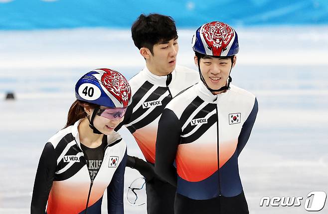 2022 베이징 동계올림픽 개막을 앞둔 31일 중국 베이징 캐피털 실내 경기장에서 대한민국 쇼트트랙 대표팀 최민정과 이준서가 대화를 나누며 미소짓고 있다. 2022.1.31/뉴스1 © News1 박지혜 기자