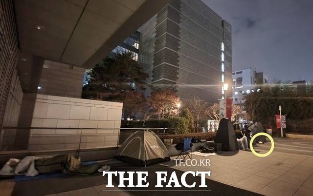왼쪽부터 오픈런 대기 번호 1~9번의 모습. 앞순서일수록 기다리는 시간이 긴 만큼 침낭이나 텐트를 챙겨와 자는 사람이 많다. 노란색 동그라미 친 곳이 기자의 대기 자리. /신정인 인턴기자