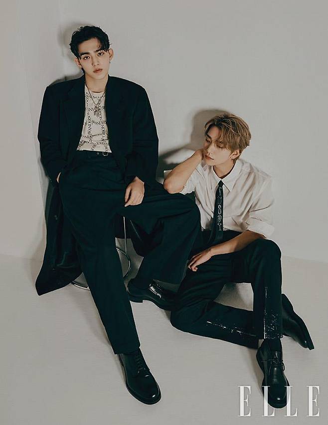 에스쿱스가 입은 코트는 스타일리스트 소장품. 티셔츠와 팬츠는 모두 JW Anderson. 슈즈는 Valentino. 네크리스와 반지는 모두 Off-White™. 조슈아가 입은 셔츠와 슈즈는 모두 COS. 팬츠는 Ader. 넥타이는 Stussy.