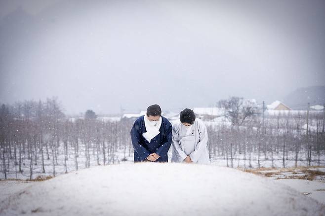 [서울=뉴시스] 최동준 기자 = 이재명 더불어민주당 대선 후보가 1일 부인 김혜경 씨와 경북 봉화 선산에 위치한 부모님 산소에서 성묘를 하고 있다. (사진=더불어민주당 선대위 제공) 2022.02.01. photo@newsis.com *재판매 및 DB 금지