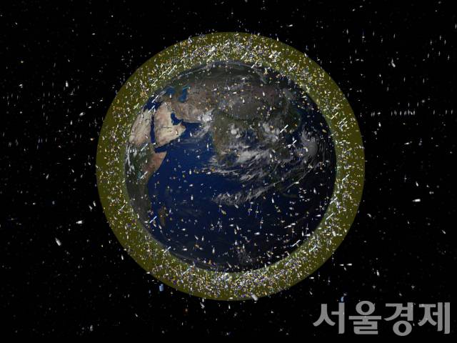 지구를 둘러싼 우주쓰레기의 이미지. 주요국들이 파편 등 우주쓰레기들을 수거할 수 있는 청소용 위성 기술을 개발하고 있지만 해당 기술은 군사용 공격위성으로 전용될 위험성도 내포하고 있다. /자료출처=유럽우주국(ESA)