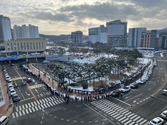 2일 오전 당진시청 앞 코로나19 선별진료소에 검사를 위해 찾은 당진시민들이 줄지어 검사를 기다리고 있다. 사진 = 독자제공