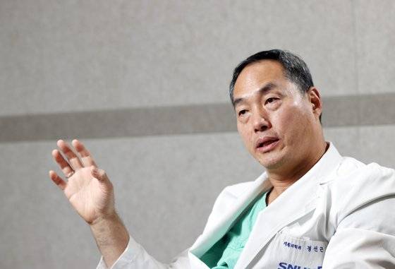 정선근 서울대학교 의과대학 교수가 서울 종로구 서울대의대동창회관 함춘회관에서 중앙일보와 인터뷰하고 있다. 김경록 기자