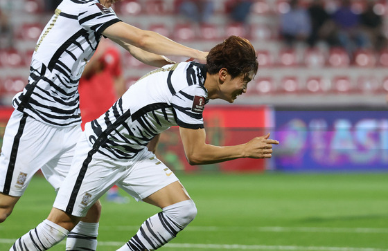 Kim Jin-su celebrates after scoring Korea's first goal against Syria on Tuesday at Rashid Stadium in Dubai. [YONHAP]