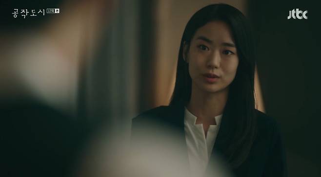 City Kim Mi-sook killed Lee E-Dam.Kim Mi-sook, who covered Lee with Murder An Innocent Man, threatened Soo Ae with the words Savoema to trample all your things thoroughly.JTBCs City of the Duke broadcast on the 2nd depicted the end of Lee Seol (Lee E-Dam) and tears of Jae Hee (Soo Ae).In Jae Hees declaration of revenge, Han Sook (Kim Mi-sook) said, Get your head up. Have you forgotten where you came from? What can you do with your back to me?What do you think you can get from this Seo Han-sook?You can just crush everything you cant have, said Jae Hee, and expect it, because youll ruin Savoie thoroughly.But the declaration of war also briefly: Jae Hee was in great shock as Lee Seol was killed in front of Jae Hee.Lee Seols friend Yong-seop, who met Jae Hee at the scene, said, You have to run away quickly because you do not know anything. Jae Hee grabbed Jae Hees arm, but Jae Hee said he could not leave Lee Seol alone.Meanwhile, Lee Seol, who was alive, met Jun Hyuk (Kim Kang-woo) and said that he should have been guilty of Jun Hyuk seven years ago.So Junhyuk said, Do you want me to believe that? Where is this? Who is buying you?The embarrassed Lee Seol resisted, and Junhyuks body remained alive.Junhyuk, who heard the news of Lee Seol late, said to Han Sook, I knew how scary he was, but he is a great person.Han Sook handed over the manipulated suicide note to Jae Hee and said, It would have been difficult to tell a lot of lies that I could not afford.So I guess I wanted to say Im sorry to see you last, and I dont think Ive had the courage to do that.I think its better to take pity on her poor life and cover it up quietly, he added brazenly.Han Sook had sent an employee to kill Lee Seol while he called Junhyuk.On this day, Han Sook admitted, I cleaned up Lee Seol, but to Jae Hee, Now, please wake up. If you stop here, I will forgive you.If youre going to disobey me, all of you will be trampled on Savoie, he warned.As a result, Jae Hee was at the crossroads of choice, and at the end of the play, Jae Hees ex-boyfriend and assistant, Chung Ho (Lee Chung-ju), wrote Murder An Innocent Man,