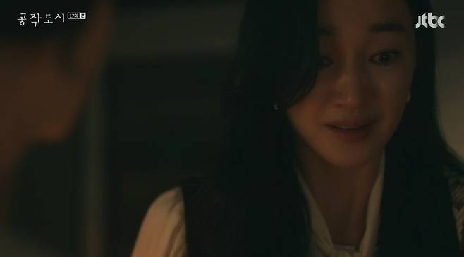 City Kim Mi-sook killed Lee E-Dam.Kim Mi-sook, who covered Lee with Murder An Innocent Man, threatened Soo Ae with the words Savoema to trample all your things thoroughly.JTBCs City of the Duke broadcast on the 2nd depicted the end of Lee Seol (Lee E-Dam) and tears of Jae Hee (Soo Ae).In Jae Hees declaration of revenge, Han Sook (Kim Mi-sook) said, Get your head up. Have you forgotten where you came from? What can you do with your back to me?What do you think you can get from this Seo Han-sook?You can just crush everything you cant have, said Jae Hee, and expect it, because youll ruin Savoie thoroughly.But the declaration of war also briefly: Jae Hee was in great shock as Lee Seol was killed in front of Jae Hee.Lee Seols friend Yong-seop, who met Jae Hee at the scene, said, You have to run away quickly because you do not know anything. Jae Hee grabbed Jae Hees arm, but Jae Hee said he could not leave Lee Seol alone.Meanwhile, Lee Seol, who was alive, met Jun Hyuk (Kim Kang-woo) and said that he should have been guilty of Jun Hyuk seven years ago.So Junhyuk said, Do you want me to believe that? Where is this? Who is buying you?The embarrassed Lee Seol resisted, and Junhyuks body remained alive.Junhyuk, who heard the news of Lee Seol late, said to Han Sook, I knew how scary he was, but he is a great person.Han Sook handed over the manipulated suicide note to Jae Hee and said, It would have been difficult to tell a lot of lies that I could not afford.So I guess I wanted to say Im sorry to see you last, and I dont think Ive had the courage to do that.I think its better to take pity on her poor life and cover it up quietly, he added brazenly.Han Sook had sent an employee to kill Lee Seol while he called Junhyuk.On this day, Han Sook admitted, I cleaned up Lee Seol, but to Jae Hee, Now, please wake up. If you stop here, I will forgive you.If youre going to disobey me, all of you will be trampled on Savoie, he warned.As a result, Jae Hee was at the crossroads of choice, and at the end of the play, Jae Hees ex-boyfriend and assistant, Chung Ho (Lee Chung-ju), wrote Murder An Innocent Man,