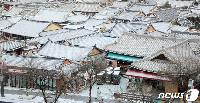 전북 전주시 오목대 산책로에서 바라본 한옥마을 지붕 위에 눈이 쌓여 있다