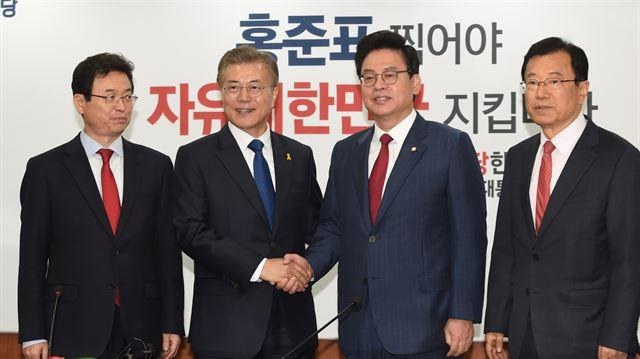 문재인 대통령은 2017년 5월 10일 대통령에 취임하자마자 가장 먼저 야당인 자유한국당 당사를 방문해 정우택(오른쪽 두 번째) 원내대표 등 야당지도부와 환담했다.