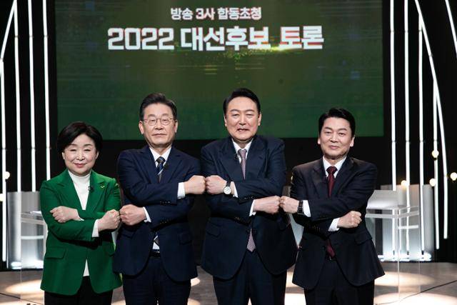 심상정(왼쪽부터) 정의당, 이재명 더불어민주당, 윤석열 국민의힘, 안철수 국민의당 대선후보가 3일 서울 영등포구 KBS 공개홀에서 열린 방송3사 합동 초청 대선후보 토론회 시작에 앞서 기념촬영을 하고 있다. 국회사진취재단